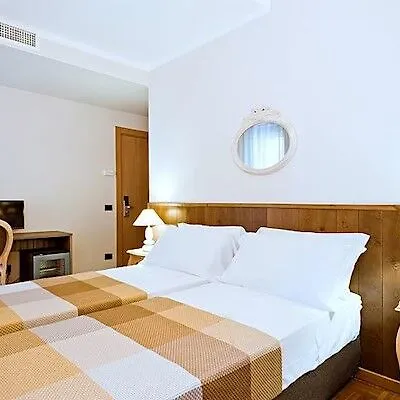 Ambassador Hotell 3*